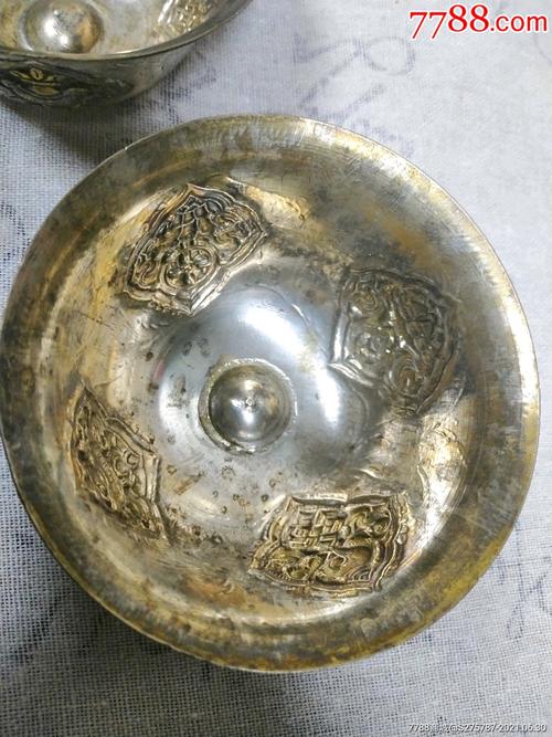 晚清民初藏传铜鎏银吉祥八宝錾刻纹贡水碗一对铜器